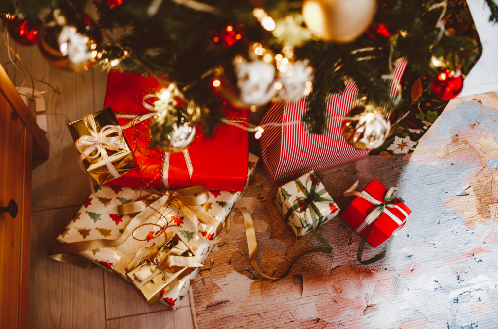 Sapin de noël avec des cadeaux